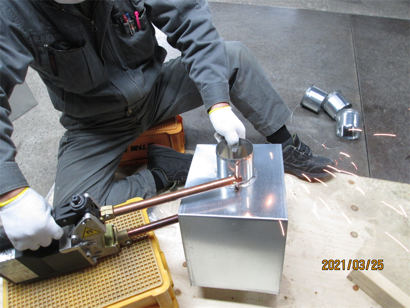 空調・ダクト工事作業員